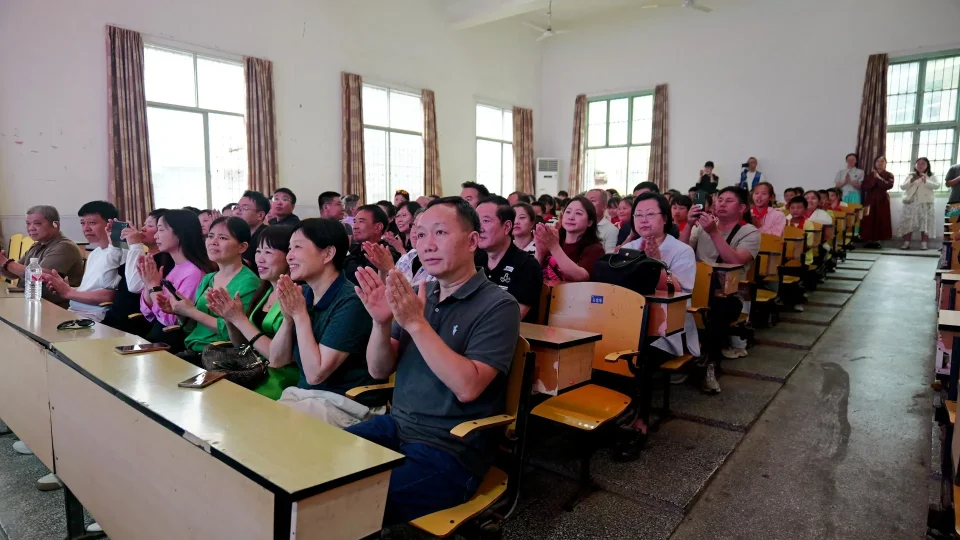 奉献爱心 助学兴教(图7) 奉献爱心 助学兴教(图7)